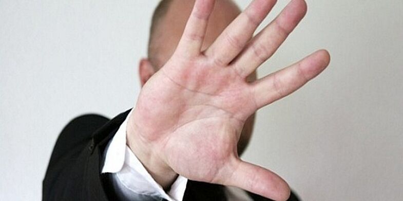 homem contra acessório para aumentar o pênis