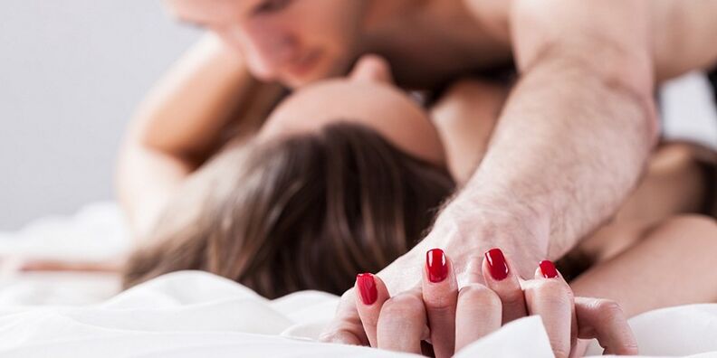 intimidade com um acessório para aumentar o pênis